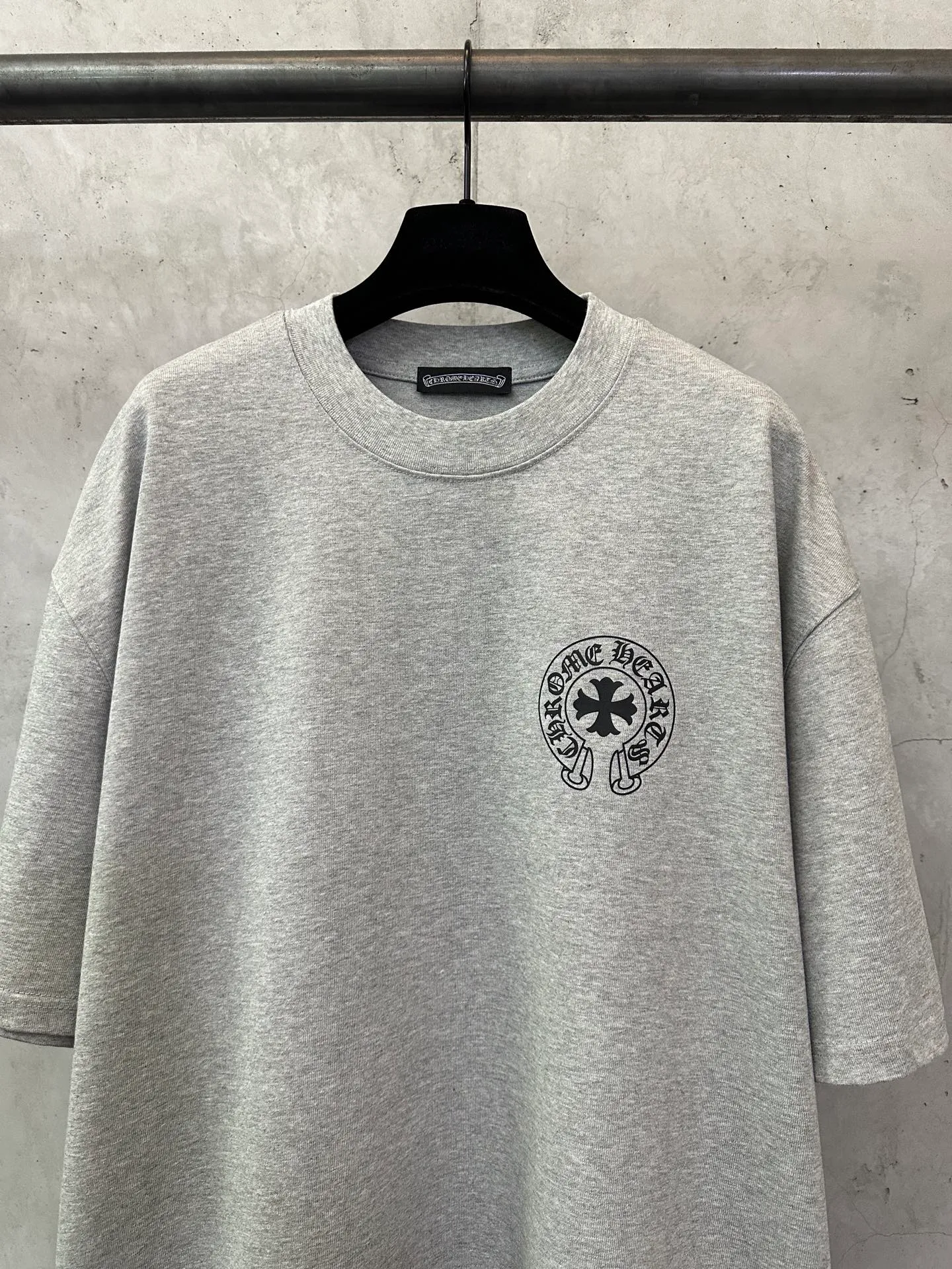 P270 Chrome Hearts 25ss classic Sanskrit gray letter round neck short-sleeved T-shirt. Fabric is high-definition and super heavy. Cotton double yarn compact Xinjiang cotton. Weight 400g. Paired with 2*2 Salona rib. 420g. Clean cloth. Clear texture. Tight feel. Stiff. High color fastness. No deformation. No discoloration. Customized hardware. Thread. Accessories. Alignment. Same style for men and women. -Color: Black White Gray -Size: XS S M L XL